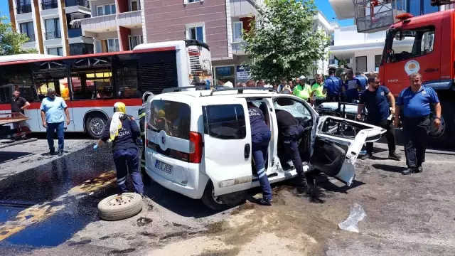 Yolcu indiren halk otobüsüne çarpan araç kağıt gibi ezildi: 2 ölü, 3 ağır yaralı