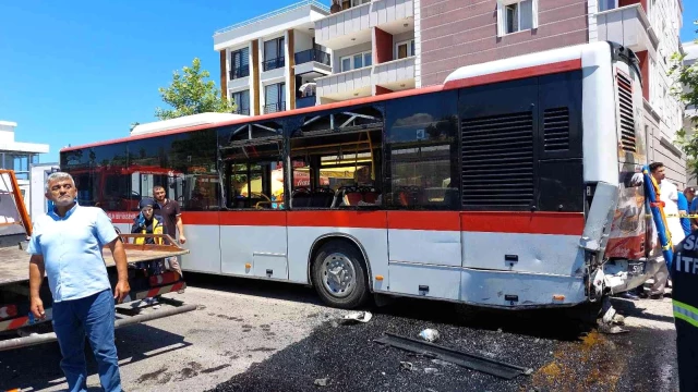 Yolcu indiren halk otobüsüne çarpan araç kağıt gibi ezildi: 2 ölü, 3 ağır yaralı