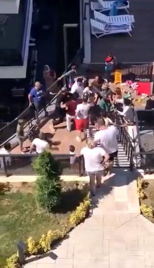 Lüks sitenin Türk sakinleri ile yabancı sakinleri arasında havuz yüzünden kavga çıktı Lüks sitenin Türk sakinleri ile yabancı sakinleri arasında havuz yüzünden kavga çıktı
