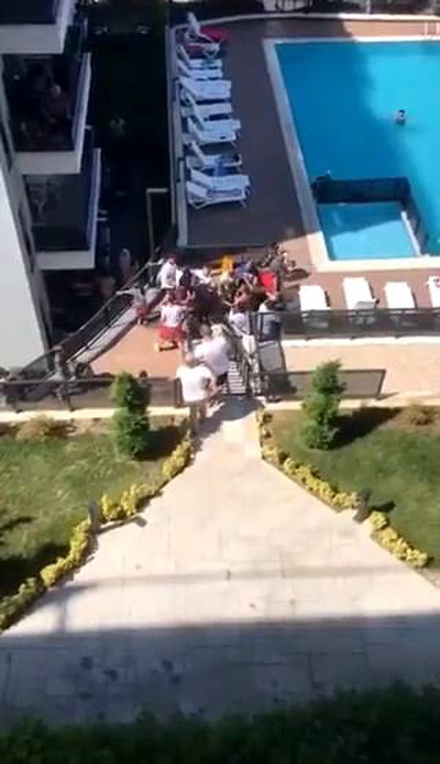 Lüks sitenin Türk sakinleri ile yabancı sakinleri arasında havuz yüzünden kavga çıktı Lüks sitenin Türk sakinleri ile yabancı sakinleri arasında havuz yüzünden kavga çıktı