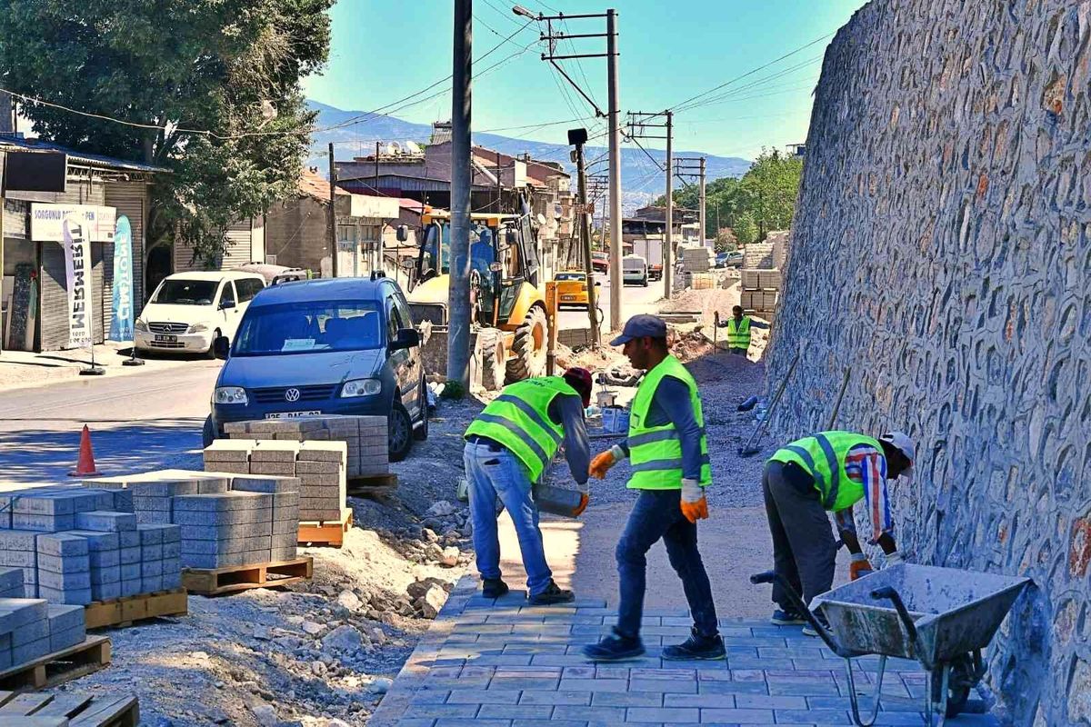 İzmir Büyükşehir Belediyesinden Gürçeşme\'de 30 yıllık soruna neşter