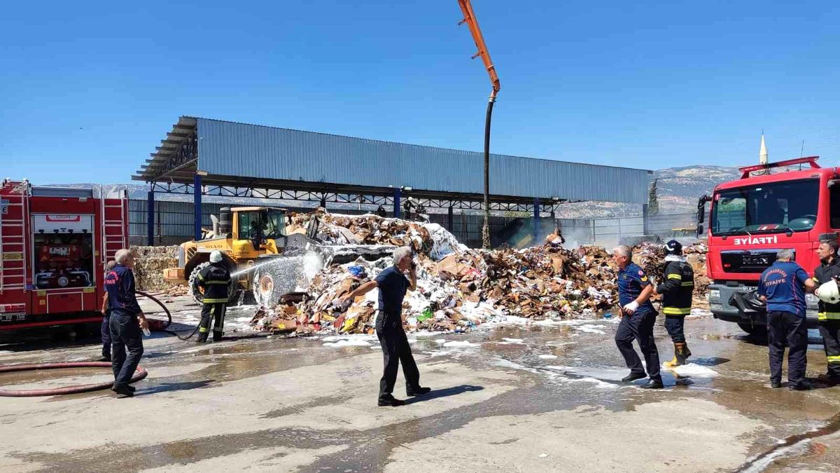 Son dakika 3. sayfa: Kahramanmaraş\'ta kağıt tesisinde yangın