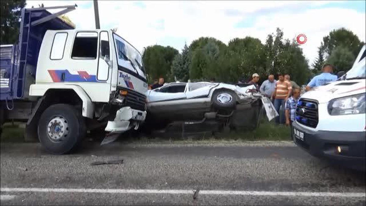 Kamyon ile otomobil çarpıştı: 4 yaralı