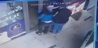 Kar maskeli hırsızlar 700 bin TL'lik soygun yaptı... O anlar kamerada