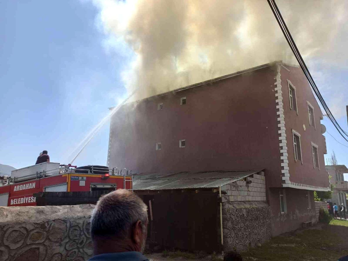 Köydeki evin çatısından çıkan yangın korkuttu