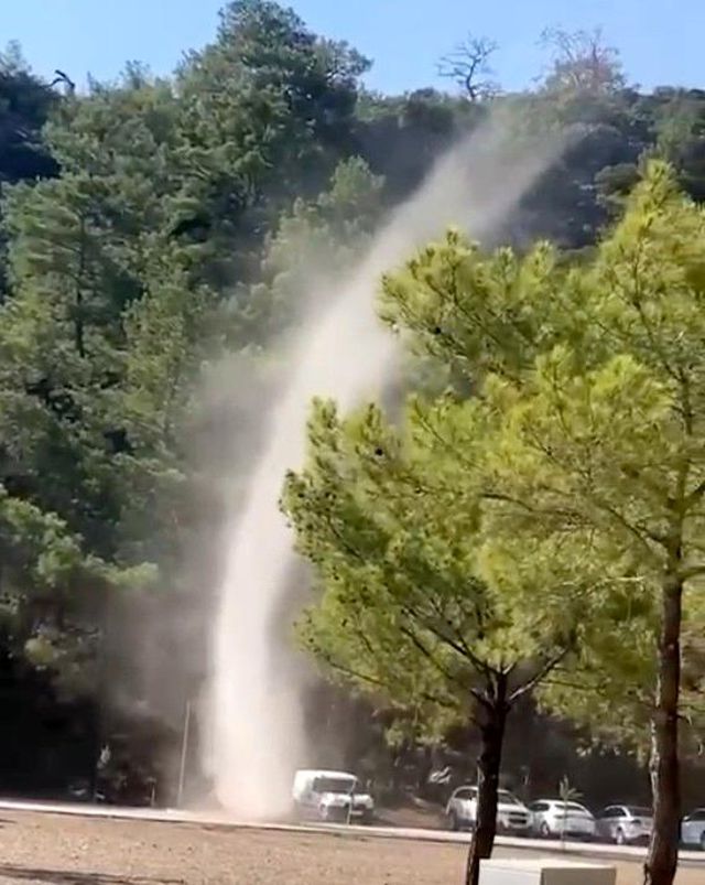 Antalya mesire alanındaki hortum kısa süreli korkuttu. Yerini seyir zevkine bıraktı Antalya mesire alanındaki hortum kısa süreli korkuttu. Yerini seyir zevkine bıraktı