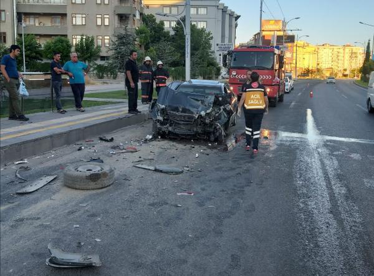 Son dakika: Minibüse çarpan otomobilin sürücüsü öldü