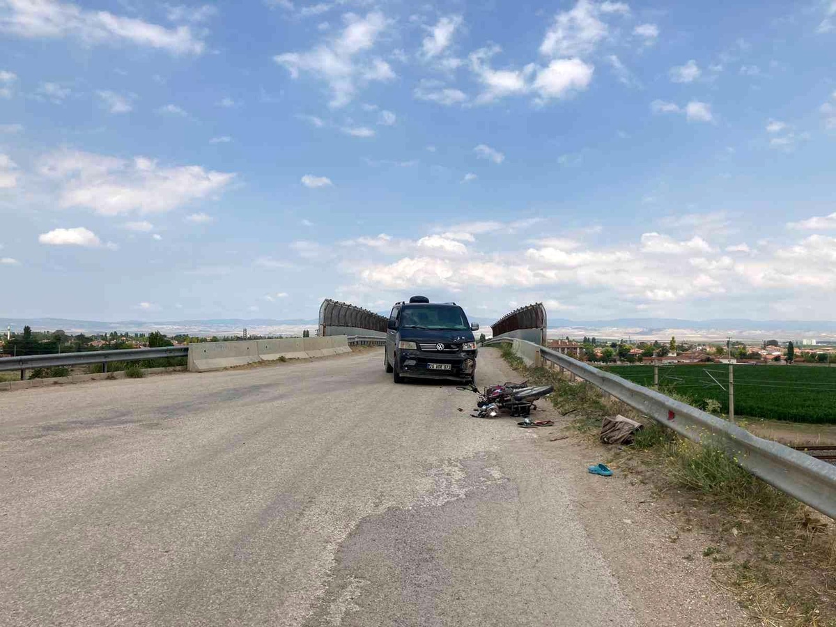 Motosiklet ile minibüs kafa kafaya çarpıştı: 1 yaralı
