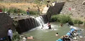 Muş'ta sıcaktan bunalan çocuklar çareyi çayda serinlemekte buldu