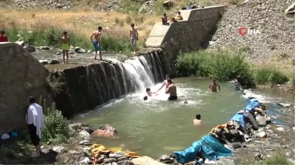 Muş\'ta sıcaktan bunalan çocuklar çareyi çayda serinlemekte buldu