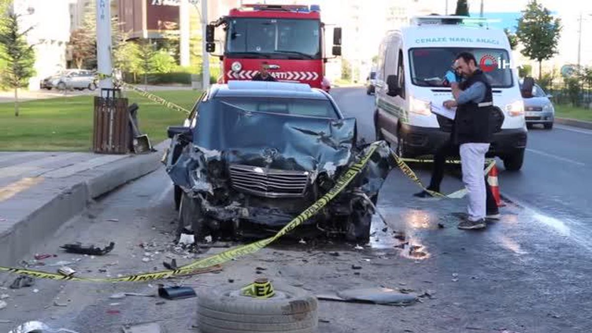 Son dakika... Otomobil minibüsle çarpıştı: 1 ölü, 1 yaralı
