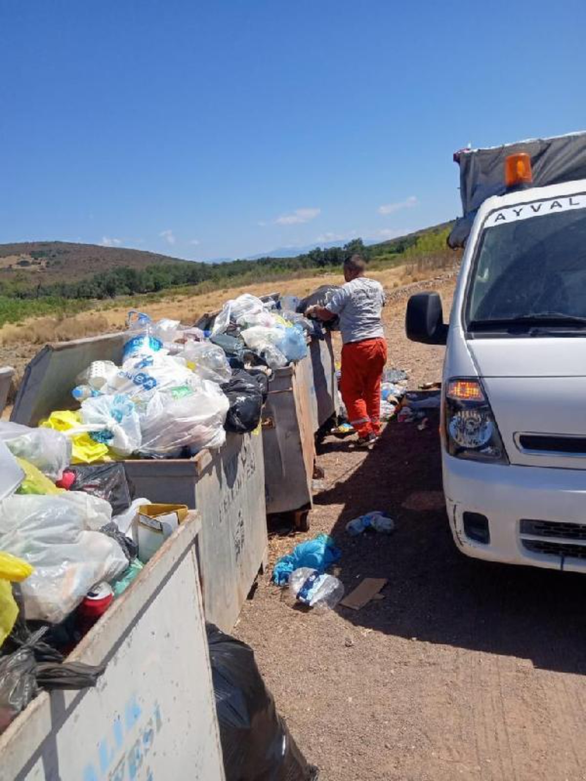 Patriça Gümüşlük Koyu ile Maden Adası\'nın kıyılarında temizlik