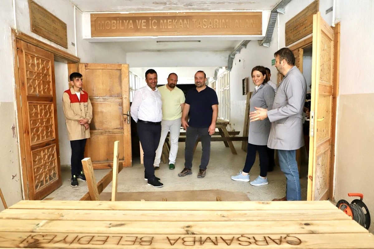 Çarşamba\'da belediyenin ihtiyacı olan piknik masaları meslek liselilerinden
