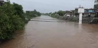 RAWALPİNDİ - Pakistan'da muson yağmurları sele neden oldu