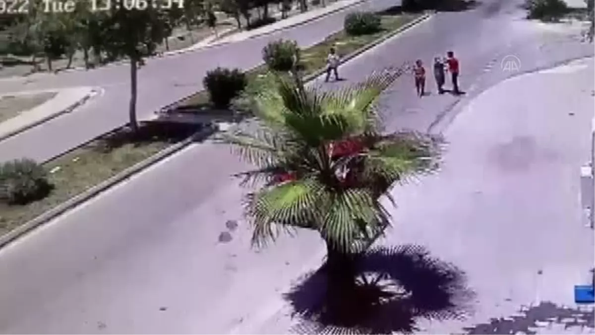 Sahipsiz köpeklerden kaçan 2 çocuğa otomobil çarptı