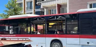 Otomobil belediye otobüsüne çarptı, 2 kişi öldü, 3 kişi yaralandı