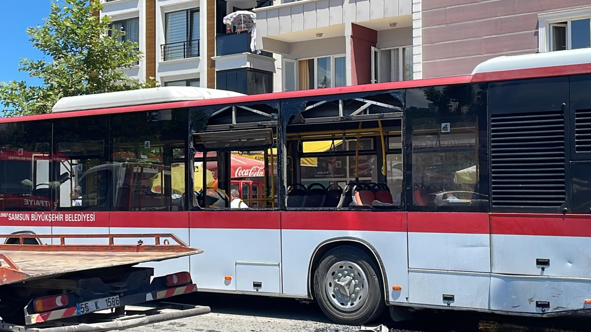 Otomobil belediye otobüsüne çarptı, 2 kişi öldü, 3 kişi yaralandı