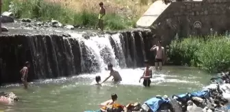 Sıcaktan bunalan çocuklar derede serinliyor