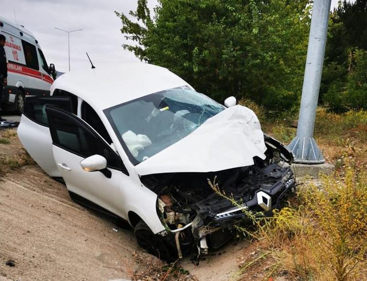 Sivas\'ta yol kenarına savrulan otomobildeki 4 kişi yaralandı