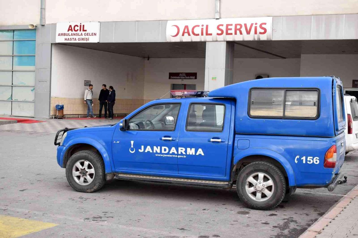 Tabancasını temizlerken bacağından yaralandı