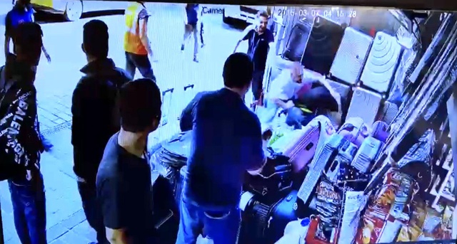 Valiz hırsızına meydan dayağı! Dakikalarca tekme tokat dövdüler Valiz hırsızına meydan dayağı! Dakikalarca tekme tokat dövdüler