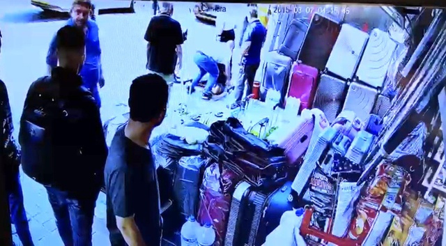 Valiz hırsızına meydan dayağı! Dakikalarca tekme tokat dövdüler Valiz hırsızına meydan dayağı! Dakikalarca tekme tokat dövdüler