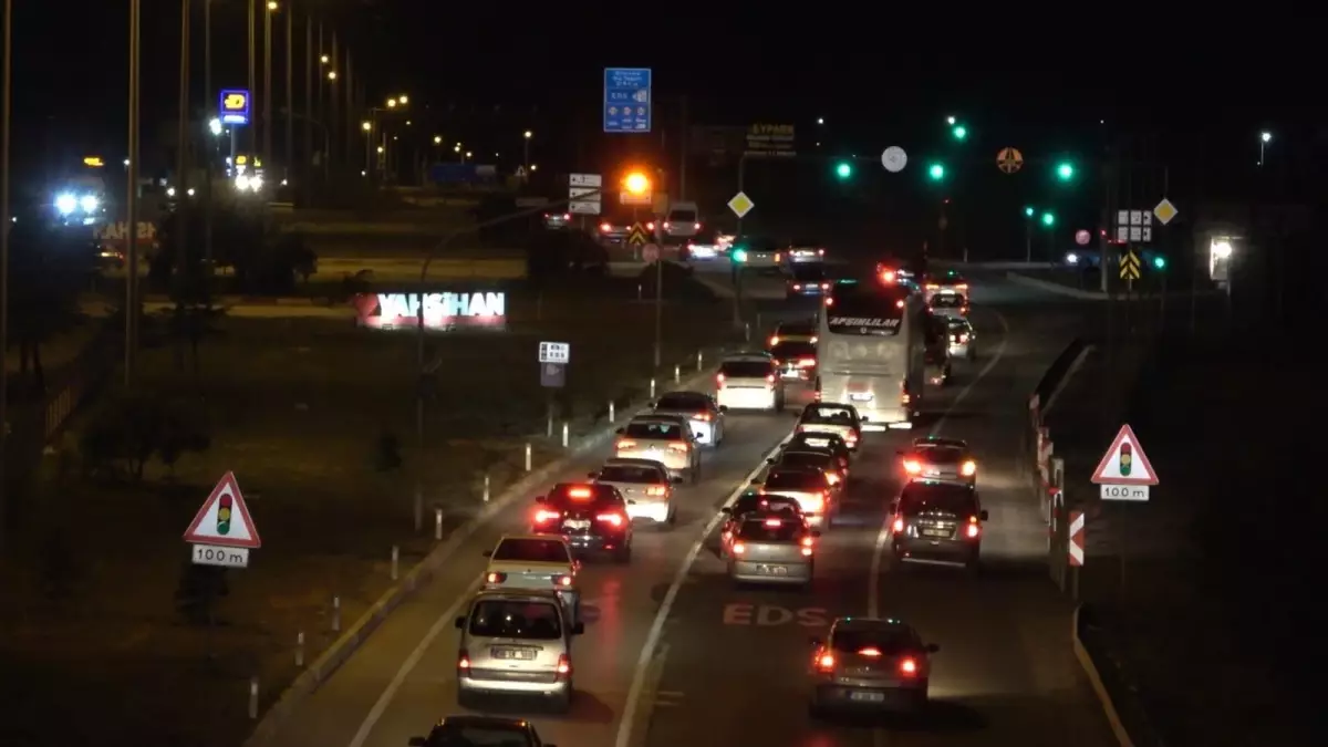 Tatilciler dönüşe geçti: 43 ilin geçiş güzergahında trafik yoğunluğu