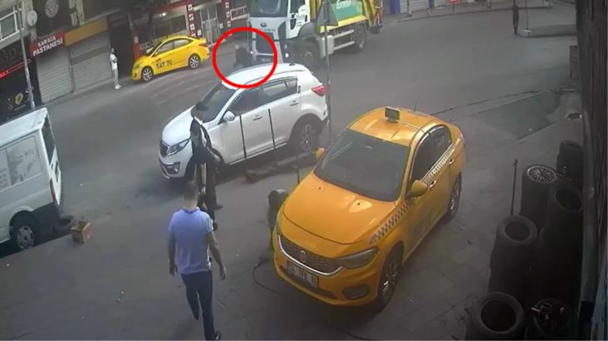 İstanbul\'da korkunç kaza! Ters istikametten yola fırlayan çöp kamyonu yaşlı adamın üstünden geçti