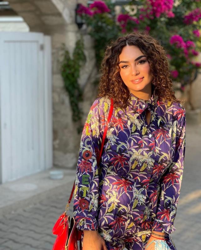 Ünlü şarkıcı Günsu İnce'nin içinde sahne repertuvarı olan çantası çalındı Ünlü şarkıcı Günsu İnce'nin içinde sahne repertuvarı olan çantası çalındı