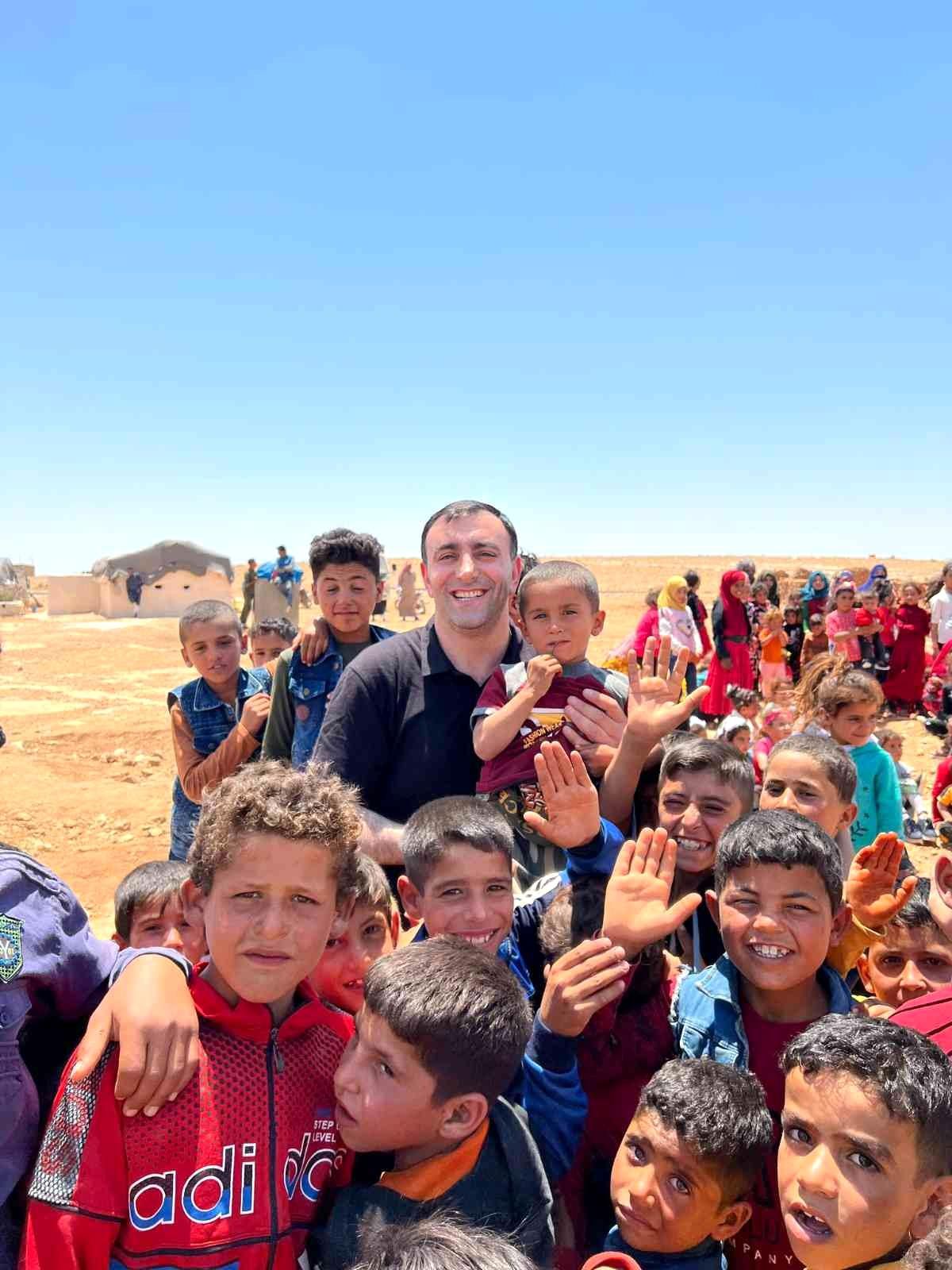 Ünlü şef, Suriye\'deki bin çocuğa bayramlık ve yemek dağıttı