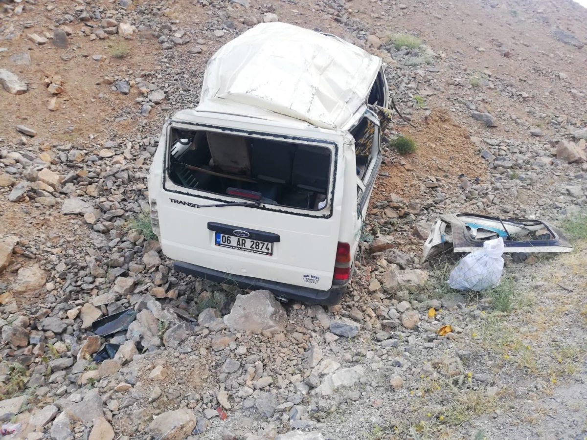 Van\'da devrilen minibüsteki işçilerden 2\'si öldü, 8\'i yaralandı
