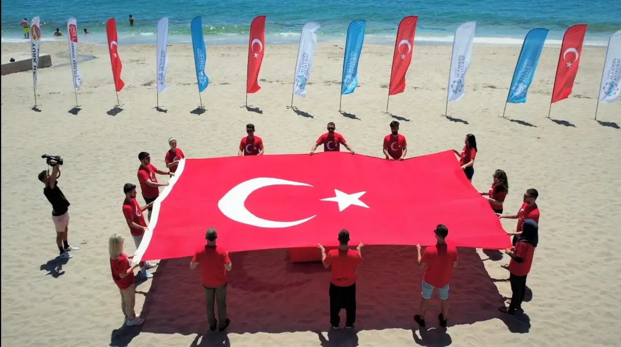 Alanya\'da öğrenciler yamaç paraşütü atlayışıyla 15 Temmuz şehitlerini andı