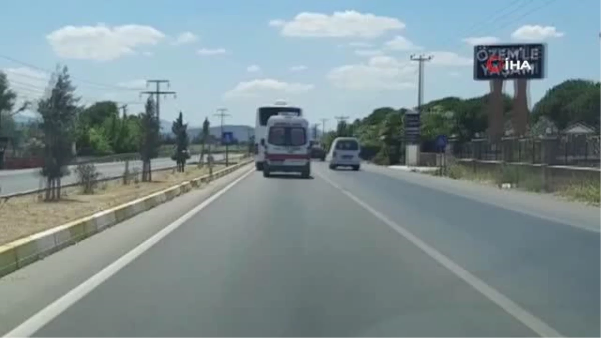 Son dakika haberi... Ambulansa yol vermeyen otobüs kilometrelerce yoluna devam etti... O anlar kamerada