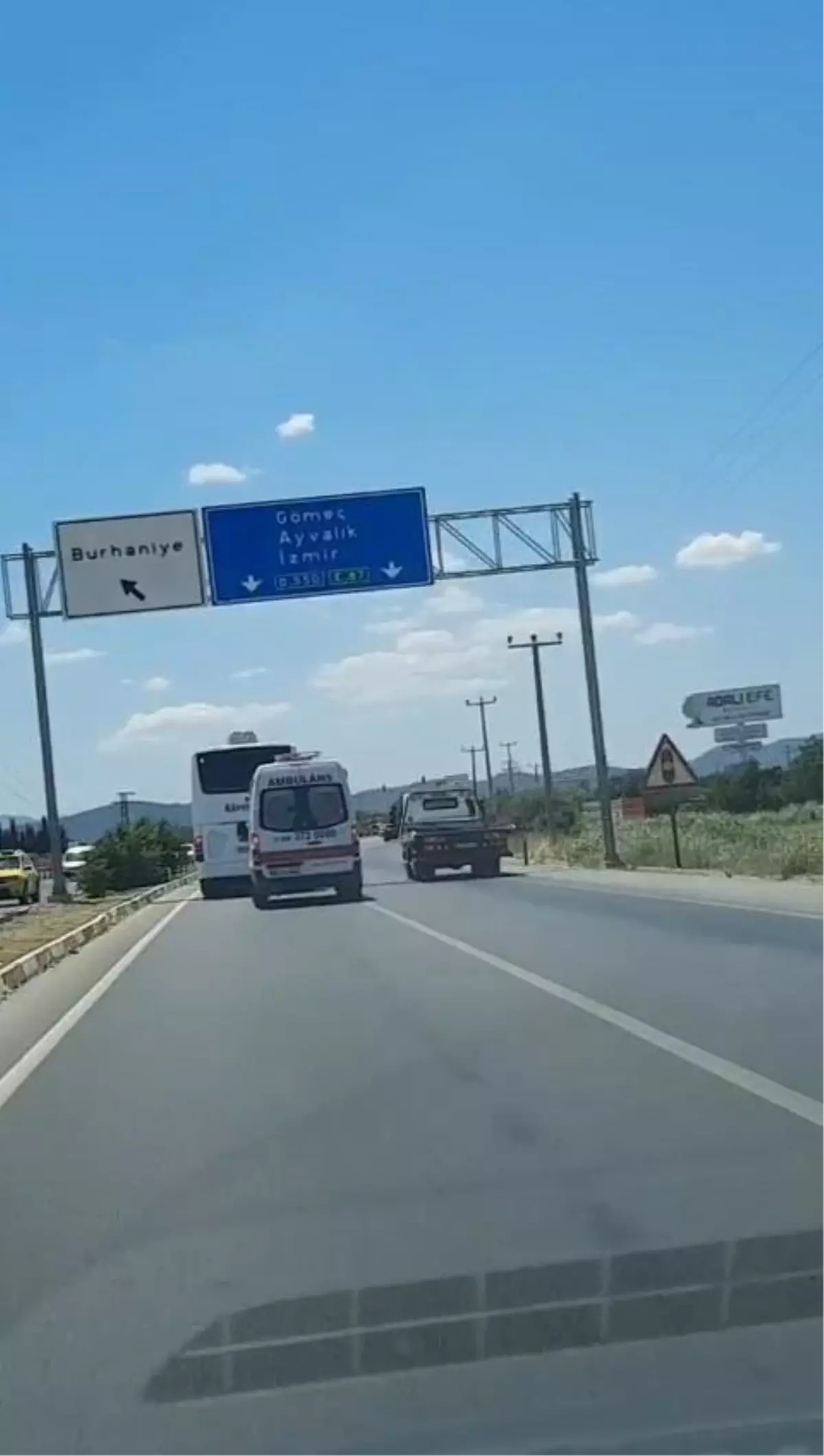 Son dakika... Ambulansa yol vermeyen otobüs kilometrelerce yoluna devam etti