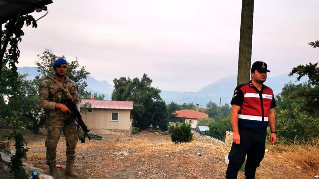 Askerler, yangın nedeniyle tahliye edilen evlerin önünde tedbir amaçlı nöbet tutuyor Askerler, yangın nedeniyle tahliye edilen evlerin önünde tedbir amaçlı nöbet tutuyor