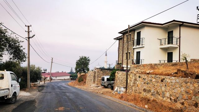 Askerler, yangın nedeniyle tahliye edilen evlerin önünde tedbir amaçlı nöbet tutuyor Askerler, yangın nedeniyle tahliye edilen evlerin önünde tedbir amaçlı nöbet tutuyor