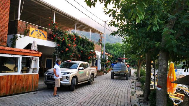Askerler, yangın nedeniyle tahliye edilen evlerin önünde tedbir amaçlı nöbet tutuyor Askerler, yangın nedeniyle tahliye edilen evlerin önünde tedbir amaçlı nöbet tutuyor