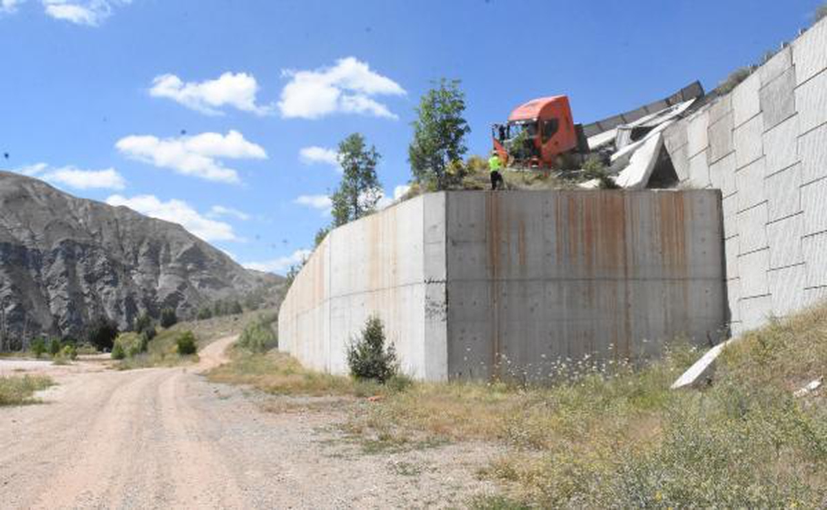 Bariyerleri aşan TIR, 10 metrelik istinat duvarına metreler kala durdu