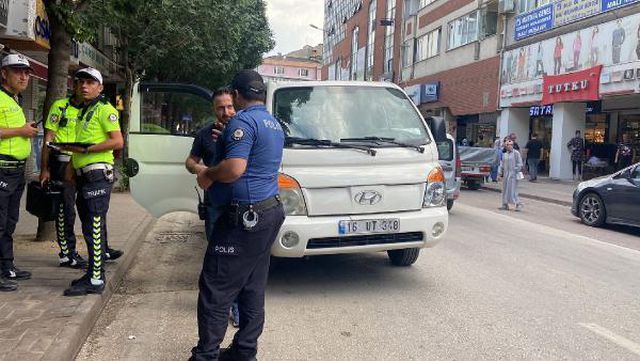 Hem çaldığı araçla ters yöne girdi üstüne emniyet müdürüne yakalandı Hem çaldığı araçla ters yöne girdi üstüne emniyet müdürüne yakalandı