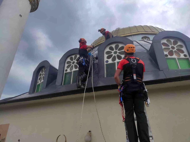 Cami kubbesindeki yuvadan düşen yavru leyleğe müthiş kurtarma Cami kubbesindeki yuvadan düşen yavru leyleğe müthiş kurtarma