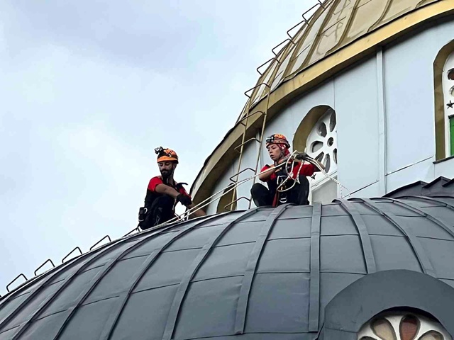 Cami kubbesindeki yuvadan düşen yavru leyleğe müthiş kurtarma Cami kubbesindeki yuvadan düşen yavru leyleğe müthiş kurtarma