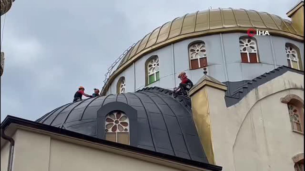 Cami kubbesindeki yuvadan düşen yavru leyleği kurtarma operasyonu