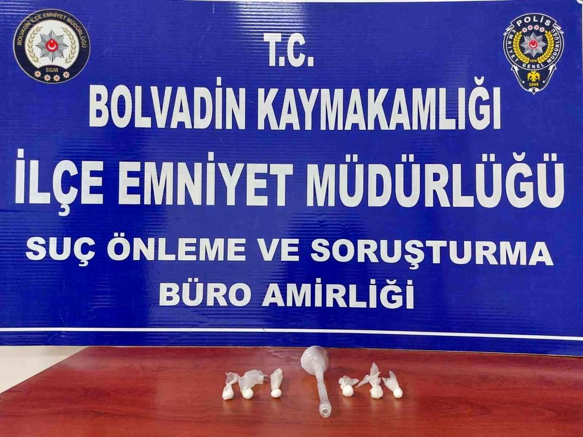 Cerrahi eldivenin içerisinden uyuşturucu çıktı