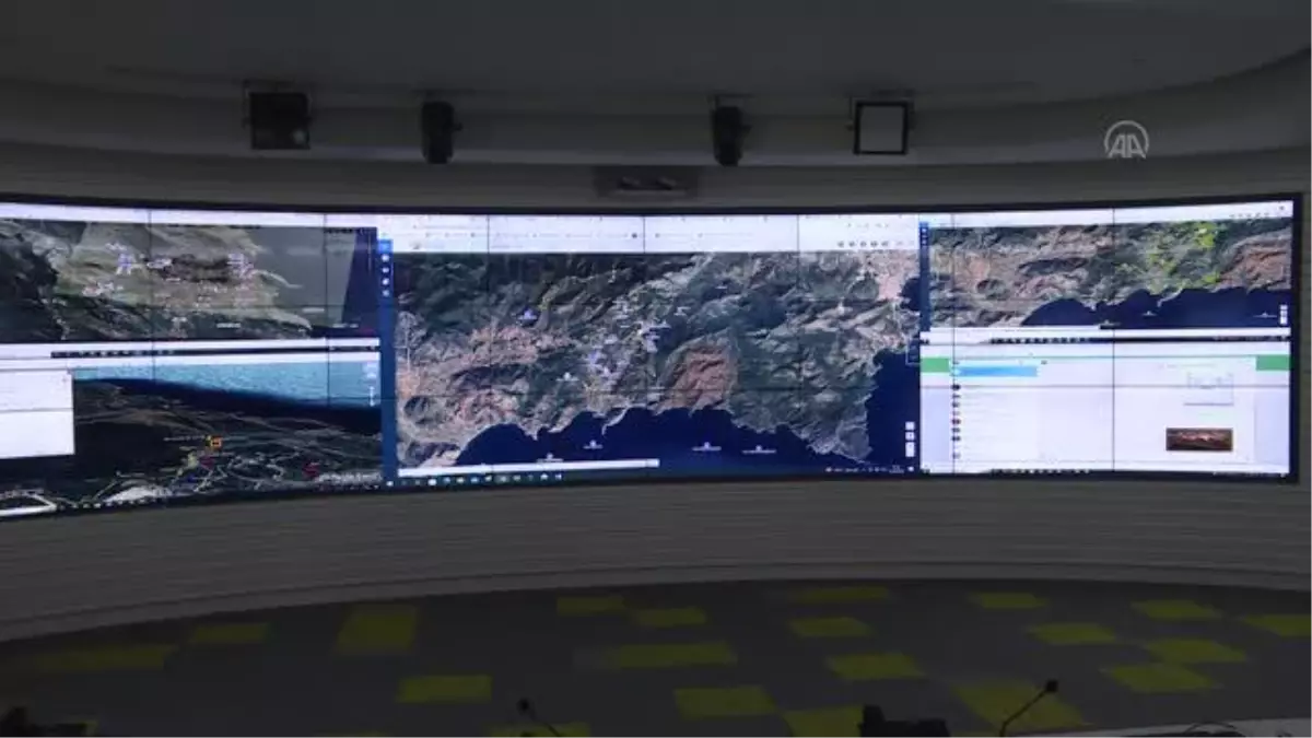 Son dakika! Çeşme ve Datça ilçesindeki orman yangınları Yangın Yönetim Merkezinden takip ediliyor