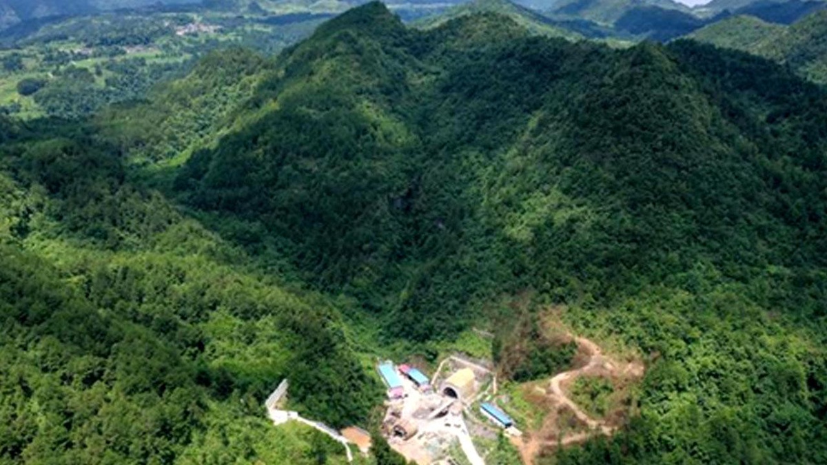 Çin\'in Guiyang-Nanning Yüksek Hızlı Demiryolu Hattındaki Son Tünel de Tamamlanıyor