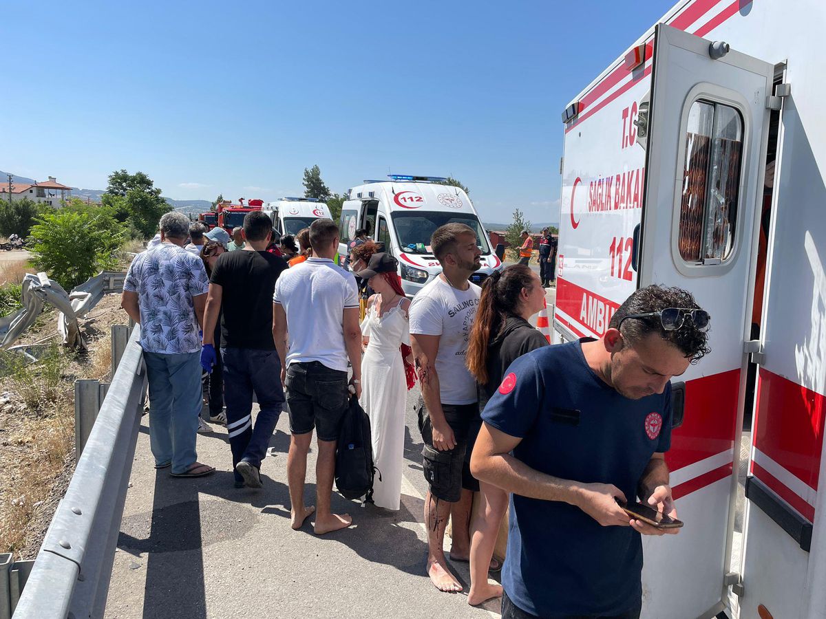 Denizli\'de tur otobüsü şarampole devrildi, 41 kişi yaralandı