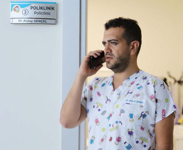 Sosyal medyadaki yorum sonrası çileden çıkan diş hekimi, meslektaşını dövdü Sosyal medyadaki yorum sonrası çileden çıkan diş hekimi, meslektaşını dövdü