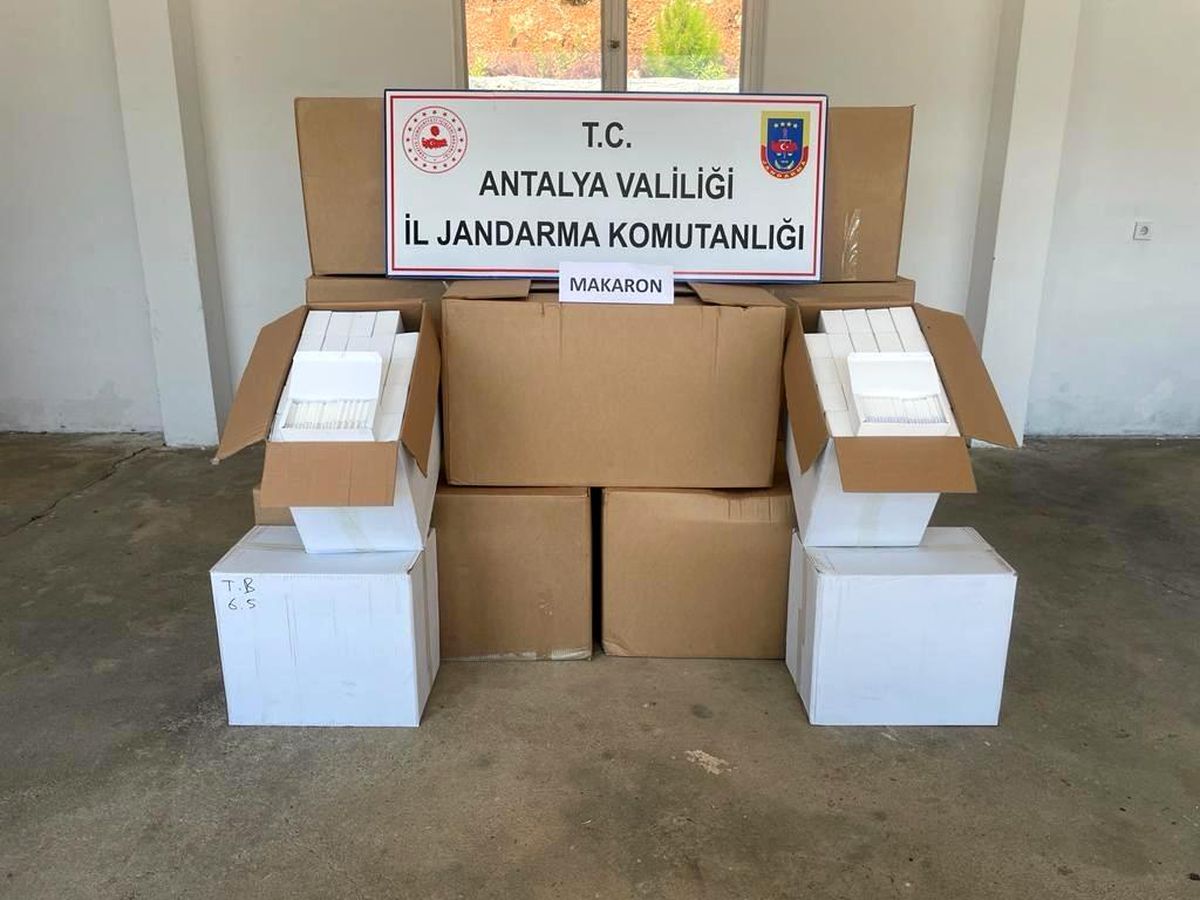 Durdurulan kamyonetin kasasında 850 bin adet kaçak makaron ele geçirildi