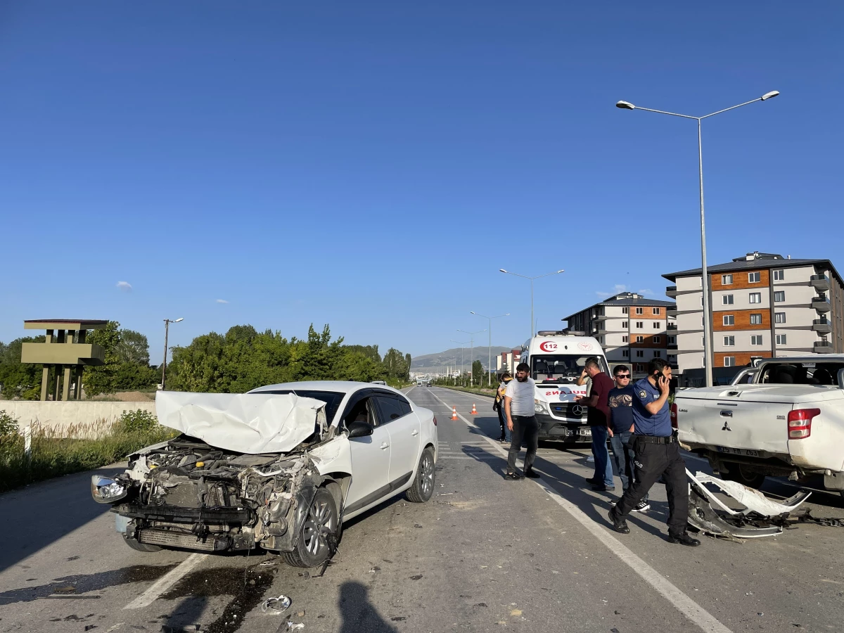 Erzurum\'da 3 aracın karıştığı kazada 4 kişi yaralandı