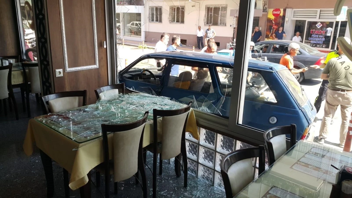 Faciadan dönüldü: Kaza yapan otomobil lokantaya daldı